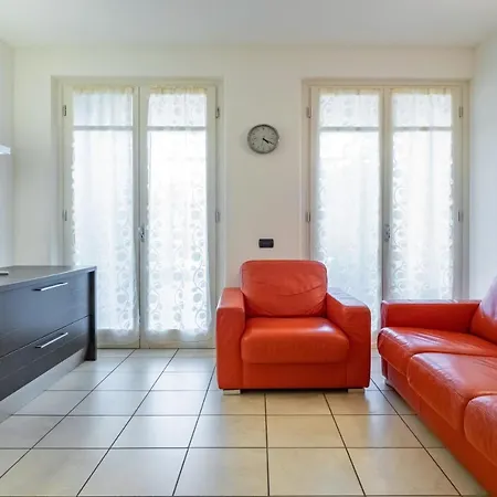 Apartman Guesthost - Piana Di Solaro Modern Flat & Swimming Pool
