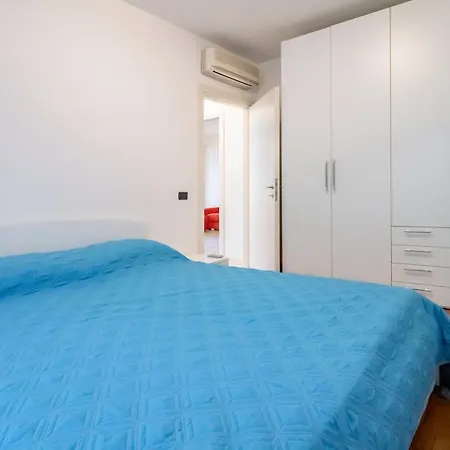 Guesthost - Piana Di Solaro Modern Flat & Swimming Pool Lerici