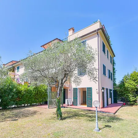 Guesthost - Piana Di Solaro Modern Flat & Swimming Pool * Lerici