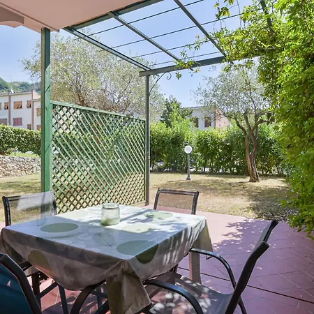 Guesthost - Piana Di Solaro Modern Flat & Swimming Pool *