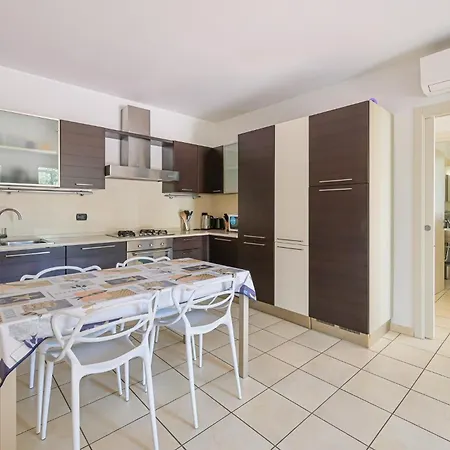 Guesthost - Piana Di Solaro Modern Flat & Swimming Pool Lerici