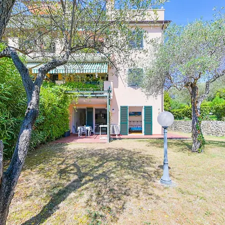 Guesthost - Piana Di Solaro Modern Flat & Swimming Pool * Lerici