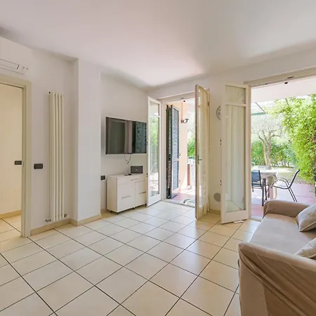 Guesthost - Piana Di Solaro Modern Flat & Swimming Pool Lejlighed Lerici