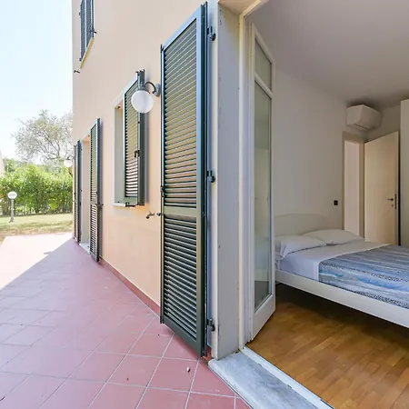 Guesthost - Piana Di Solaro Modern Flat & Swimming Pool Lerici