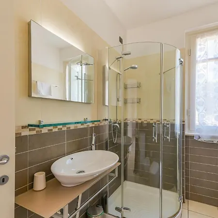Guesthost - Piana Di Solaro Modern Flat & Swimming Pool Lejlighed *